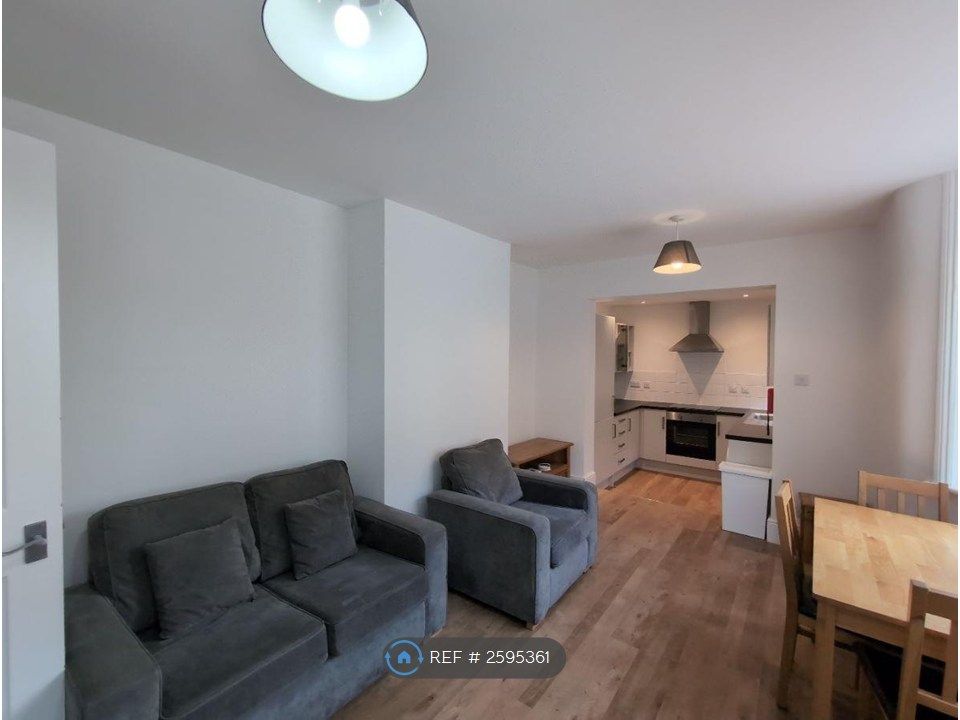 Property photo 1 of 18 Living Room