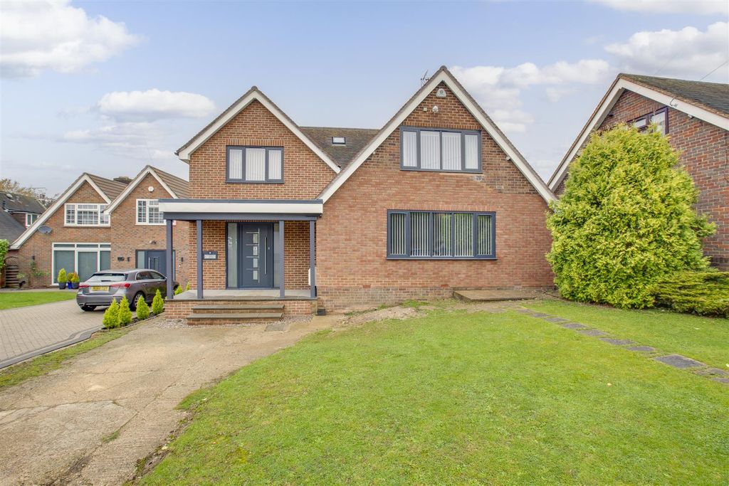 Property photo 1 of 15 2 Whincup Close, Hp11 1Td-14.Jpg