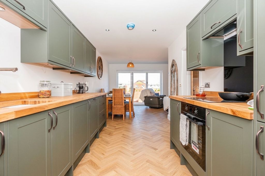 Property photo 2 of 31