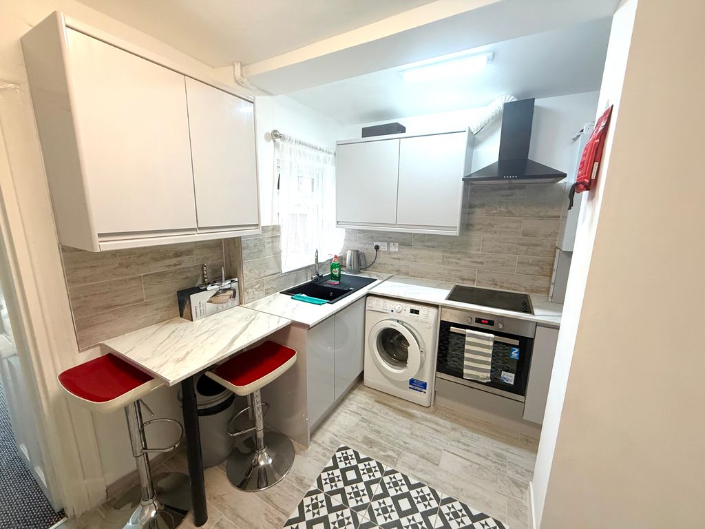 Property photo 3 of 8 Kitchen