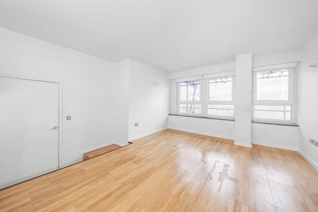 Property photo 3 of 6 Picture No. 24