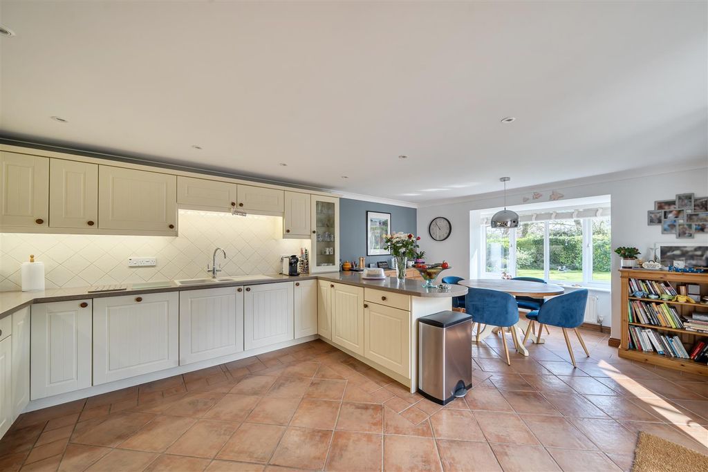 Property photo 3 of 18 Kitchen/Breakfast Room