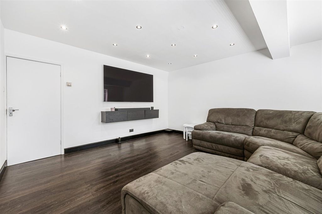 Property photo 2 of 12 148, Clayponds Gardens-5.Jpg
