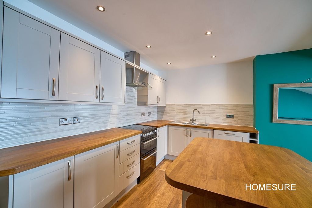 Property photo 3 of 13 5 Bertram Kitchen 2