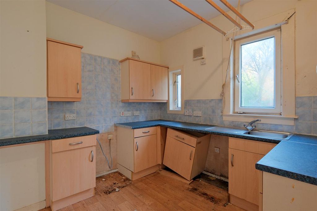 Property photo 3 of 8 Kitchen