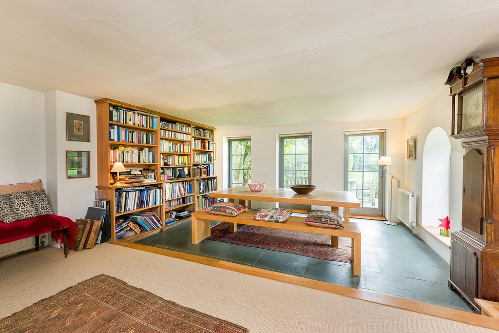 Property photo 3 of 28 Image