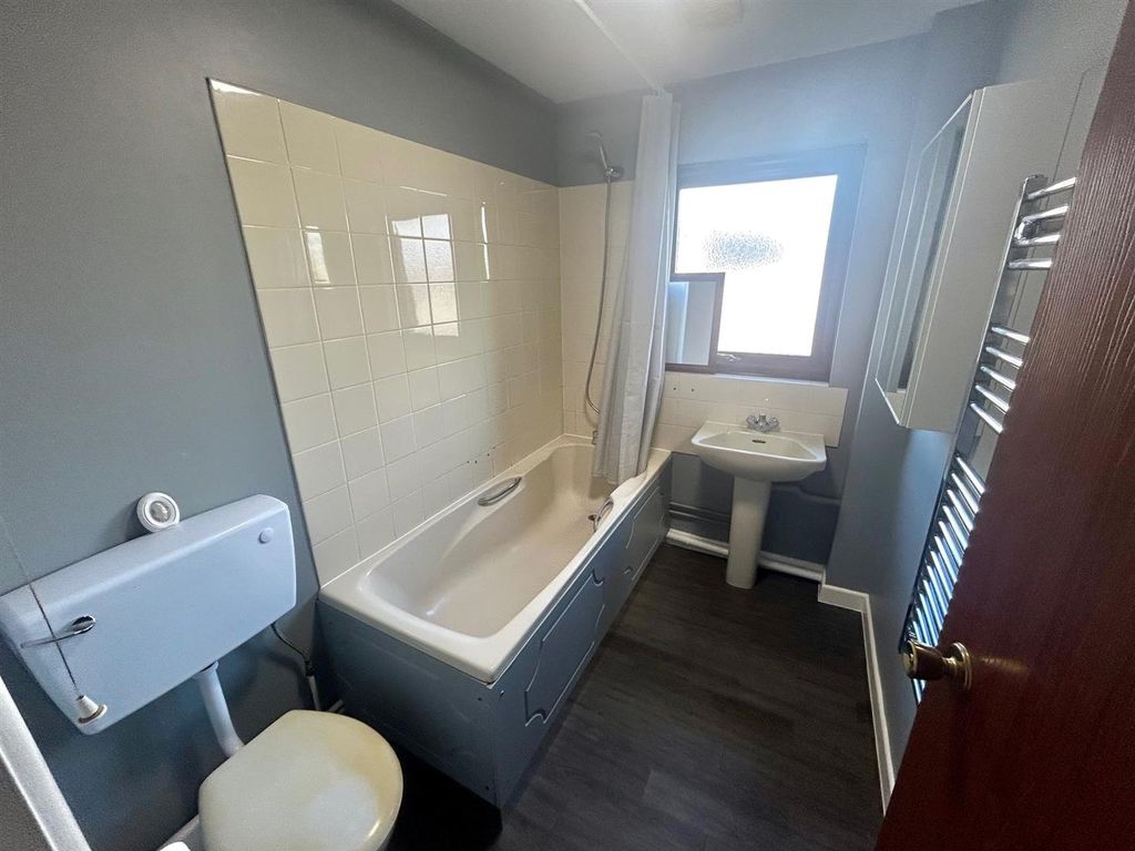 Property photo 3 of 9 Bathroom.Jpg