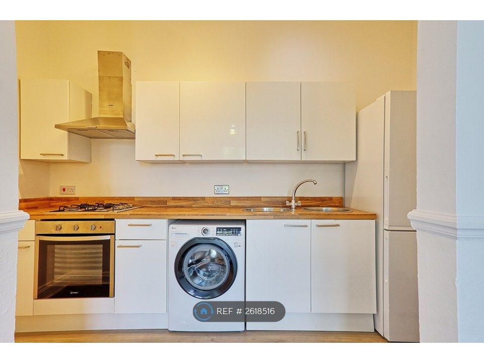 Property photo 3 of 8 Kitchen 1