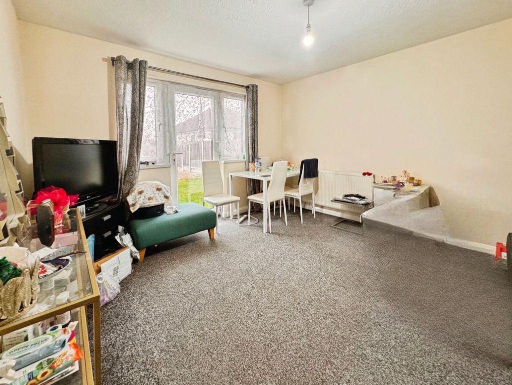 Property photo 3 of 6 Living Room