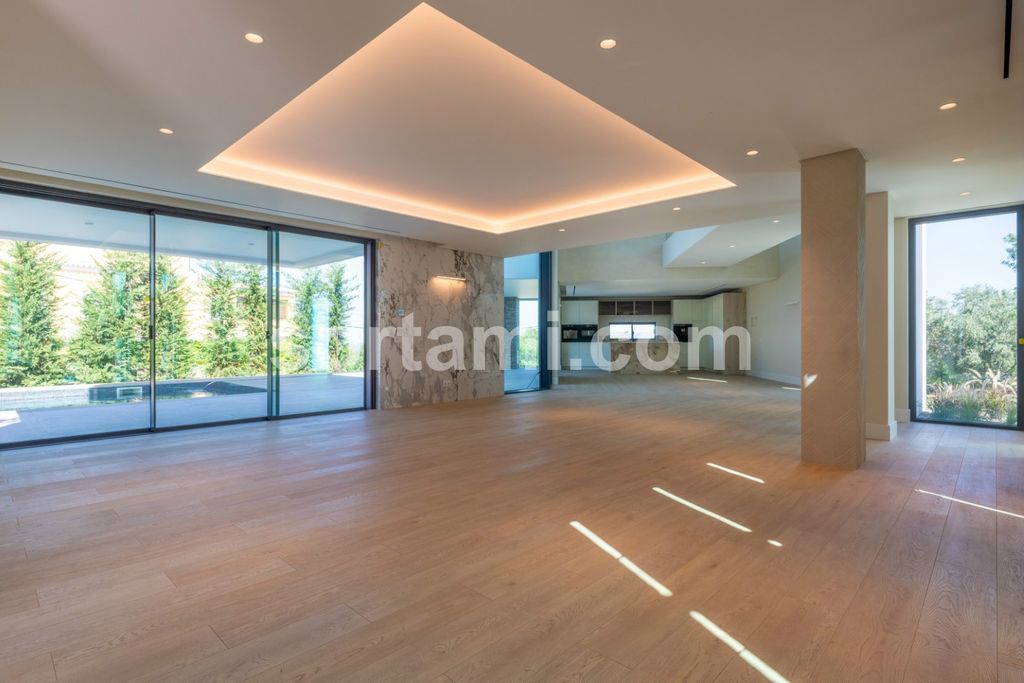Property photo 2 of 76