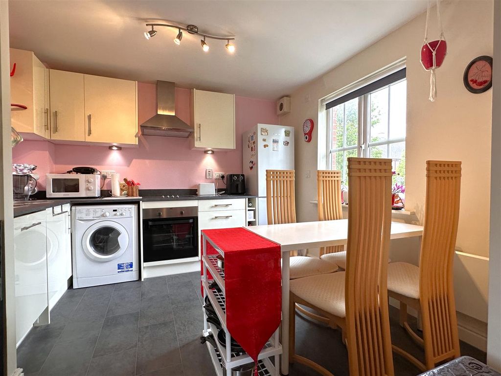 Property photo 2 of 19 Modern Dining Kitchen 451
