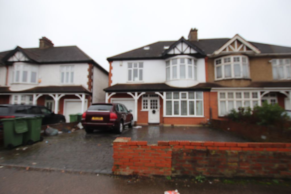 Property photo 1 of 15 5 Bed Semi-Detached House For Sale Court Road, London Se9