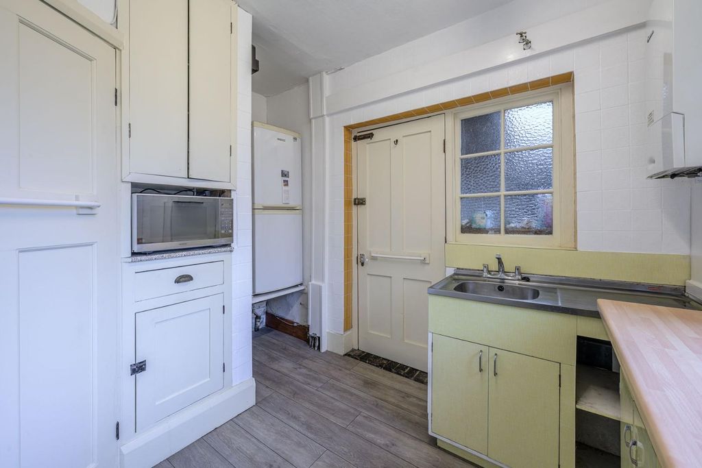 Property photo 3 of 21 Kitchen 3