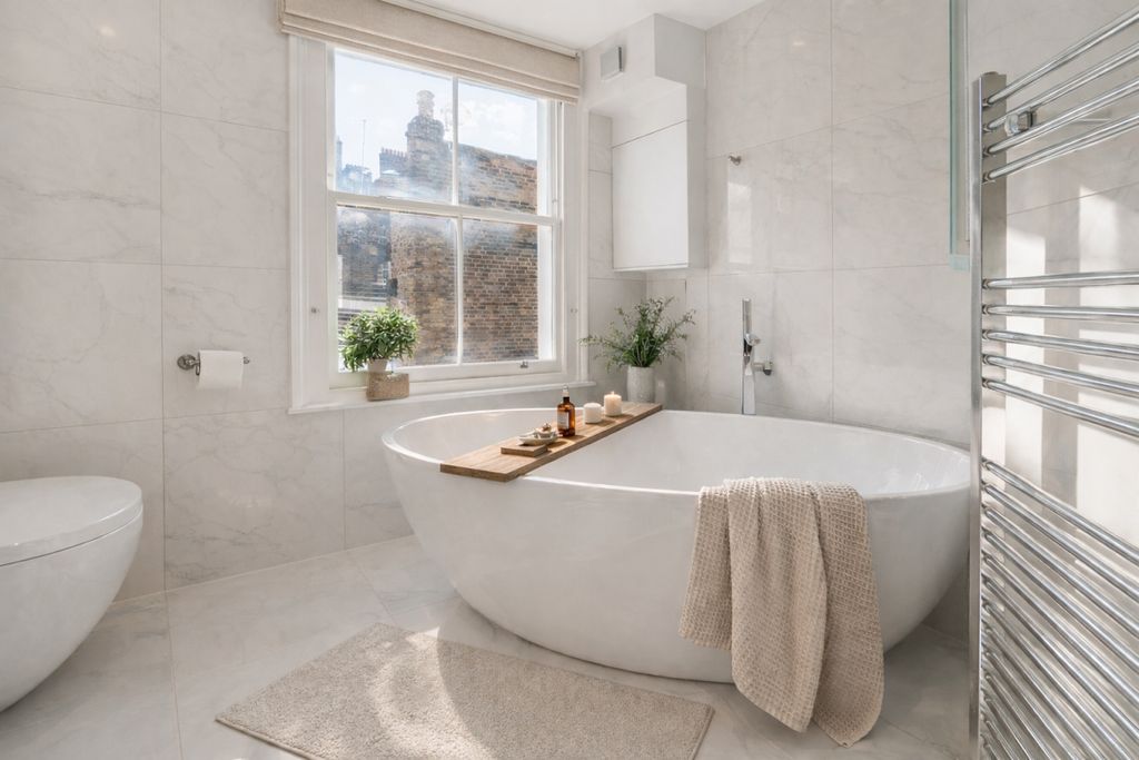 Property photo 3 of 7 Bathroom 1