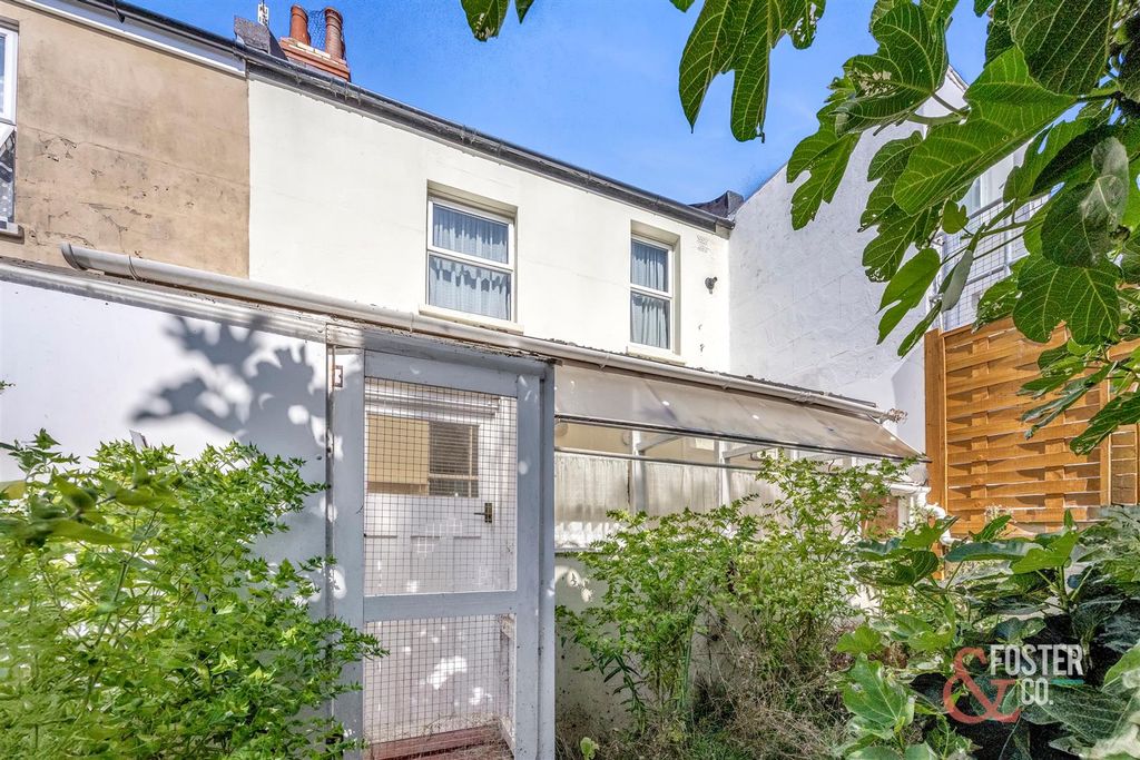 Property photo 2 of 18 St Leonards Avenue, 123-014.Jpg