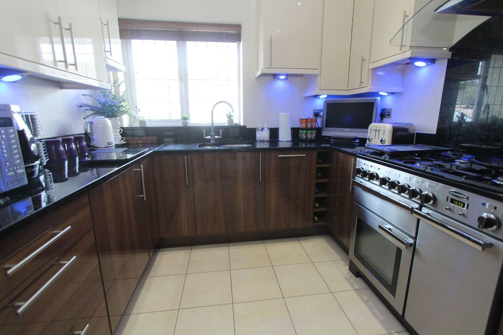 Property photo 2 of 42