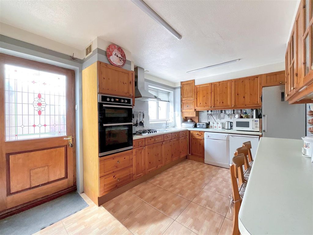 Property photo 3 of 19 Kitchen