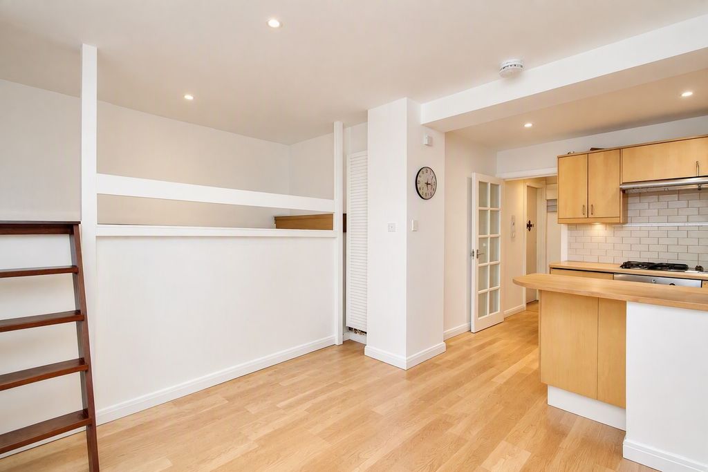 Property photo 3 of 7 Studio