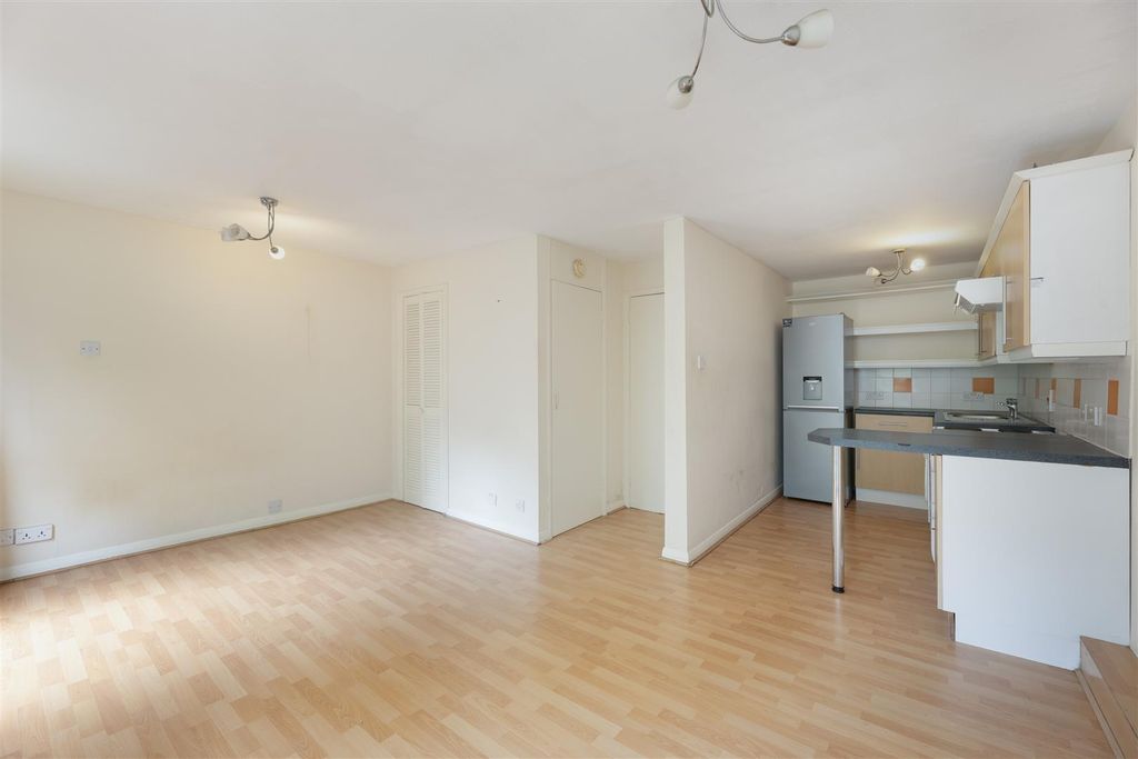 Property photo 3 of 12 Ridgeway Court (1 Of 10).Jpg