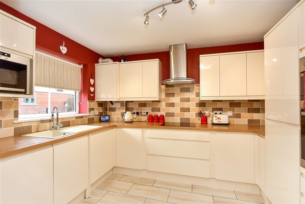 Property photo 3 of 11 Kitchen