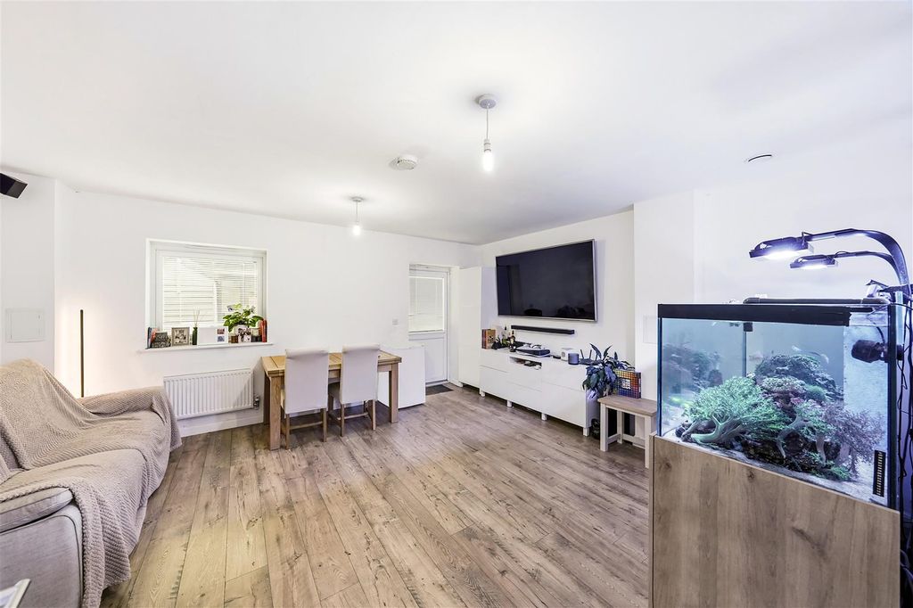 Property photo 3 of 20 Photos-335Dp.Jpg