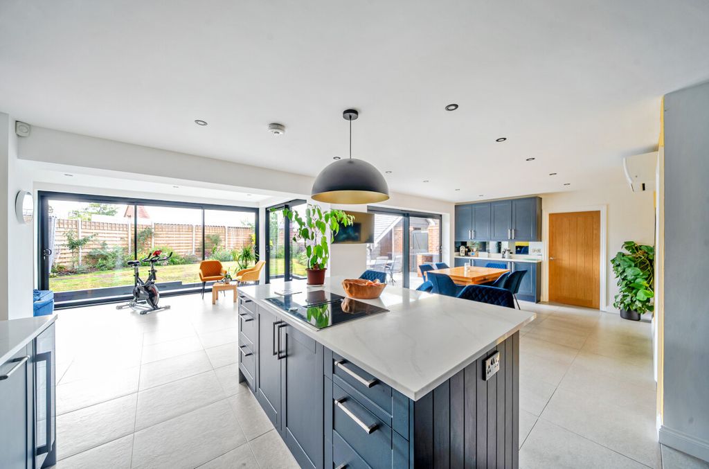 Property photo 3 of 16 1348599-44-68B71B...