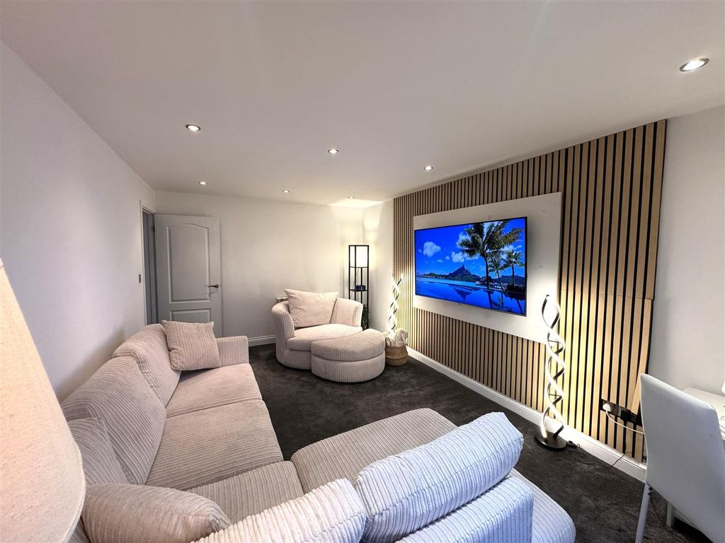 Property photo 3 of 8 8 Lakeview Court Lounge