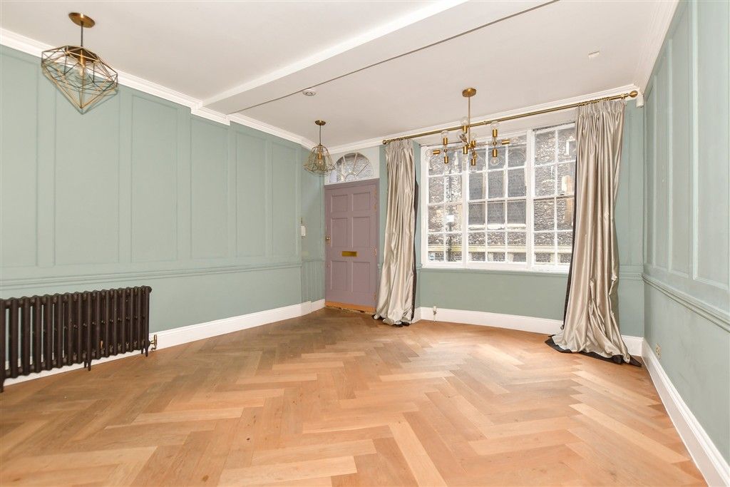 Property photo 2 of 10 Lounge