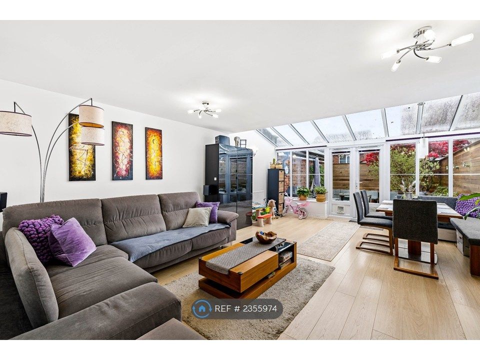 Property photo 3 of 25 Living / Dinning Room