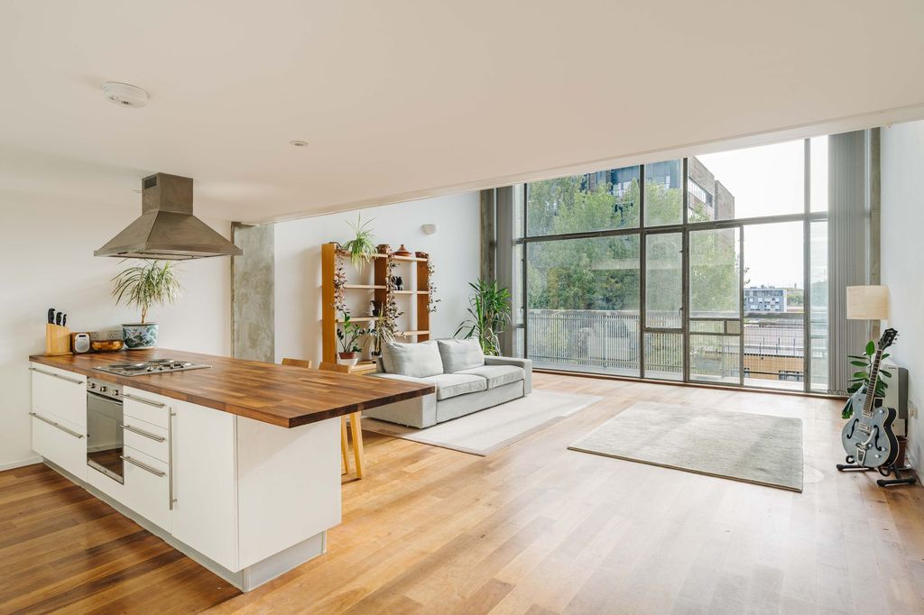 Property photo 2 of 22 Wenlock Road, N1
