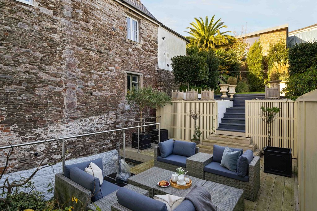 Property photo 3 of 14 George House, Clarence St, Dartmouth_Garden