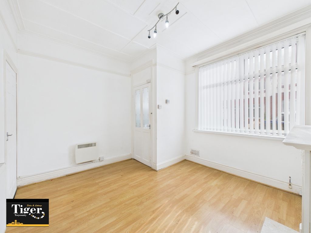 Property photo 3 of 12 Cam03440G0-Pr0437-Still002