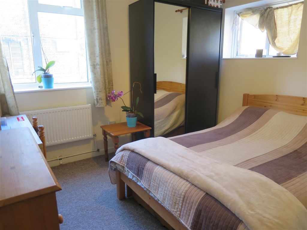 Property photo 3 of 8 8 Bishopsdale House 2nd Bedroom.Jpg