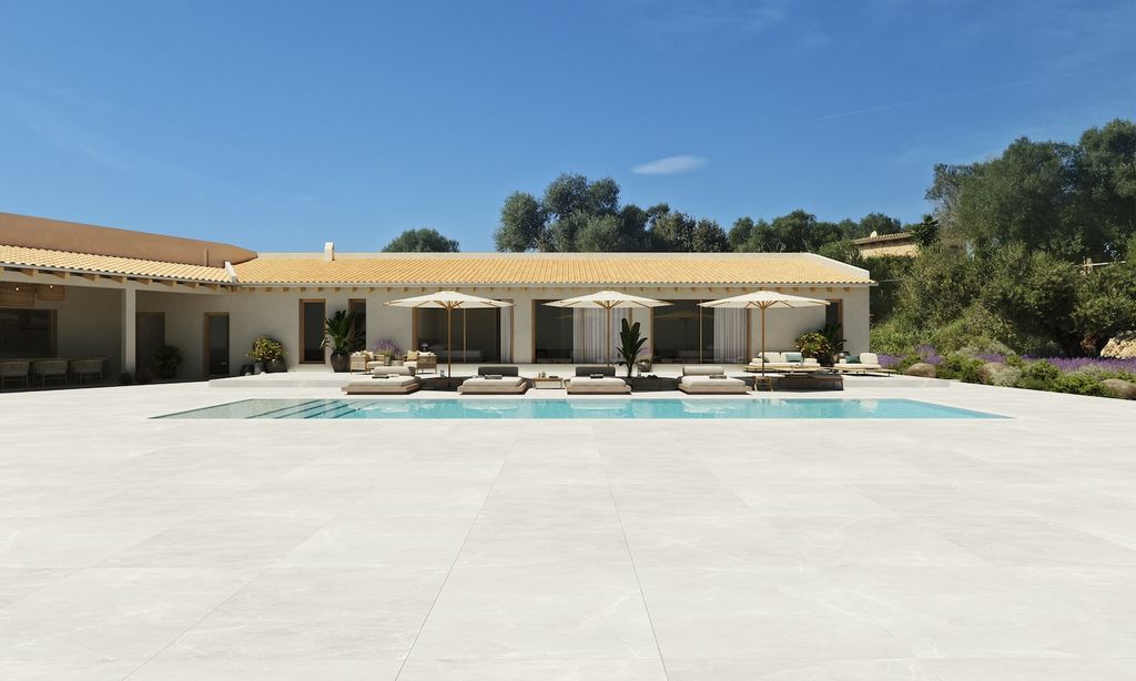 Property photo 1 of 13 Pool_Front_01_05 Copia.Jpg