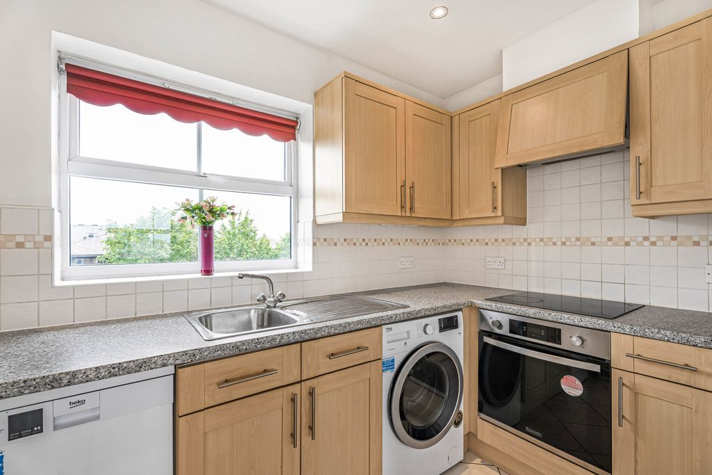 Property photo 3 of 11 Kitchen