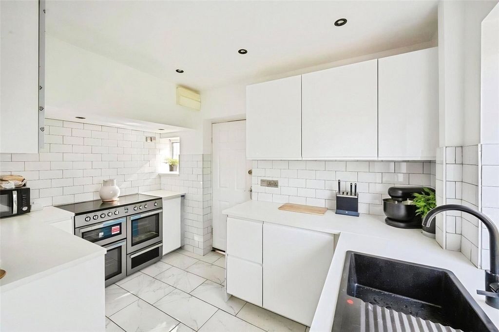 Property photo 2 of 14 Modern Kitchen