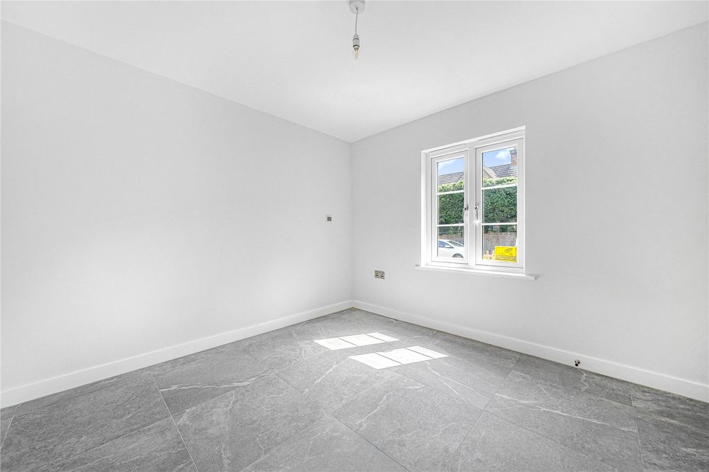 Property photo 2 of 18 Sitting Room