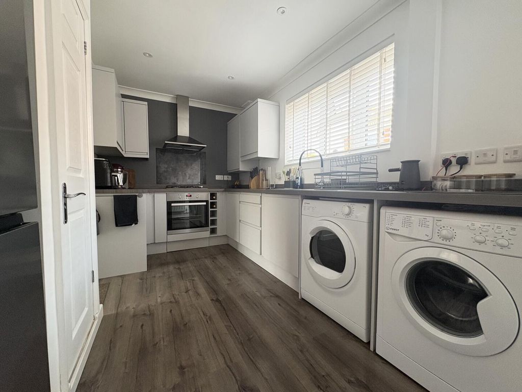 Property photo 3 of 18 Kitchen