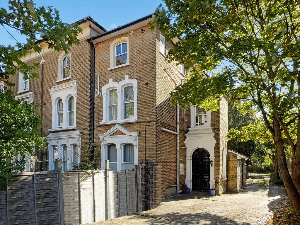 Property photo 1 of 13 Flat 2, 22 Penge Road