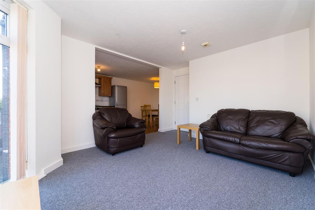 Property photo 3 of 11 Lounge