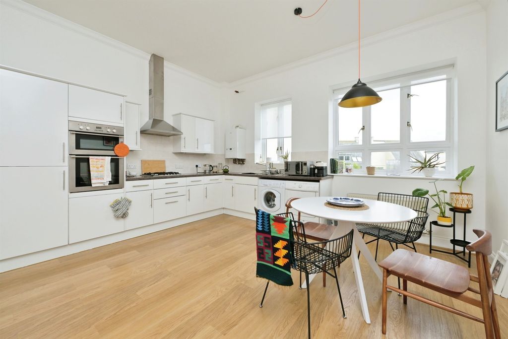 Property photo 2 of 18 Image