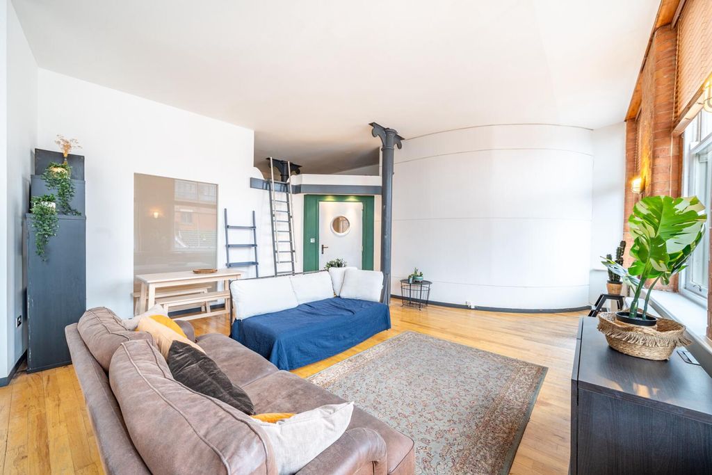 Property photo 3 of 19 Living Room