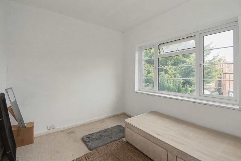 Property photo 2 of 16 Flat 23 Gainsborough Court, Nether Street, London N12 8Ae
