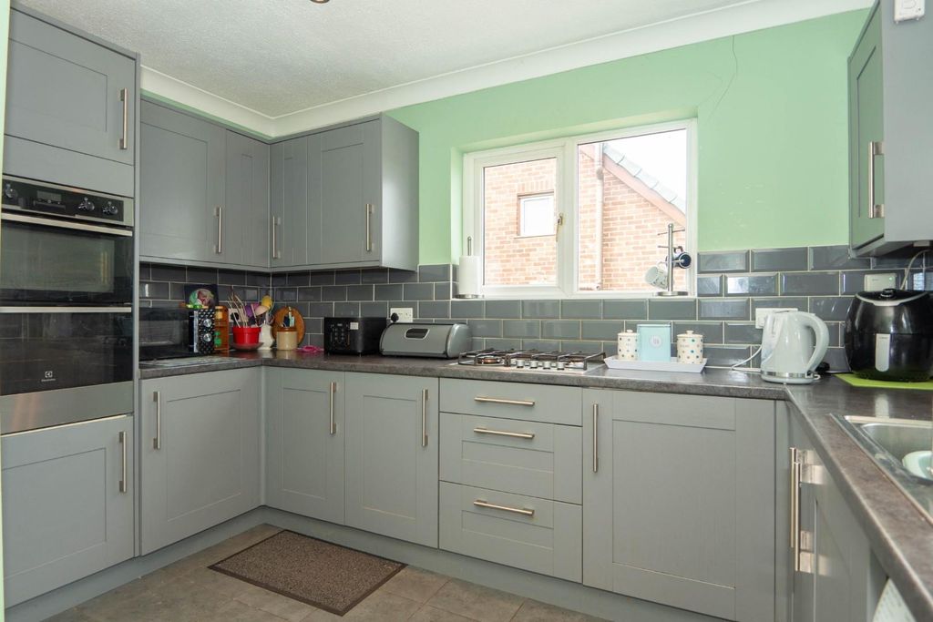 Property photo 3 of 28 Kitchen