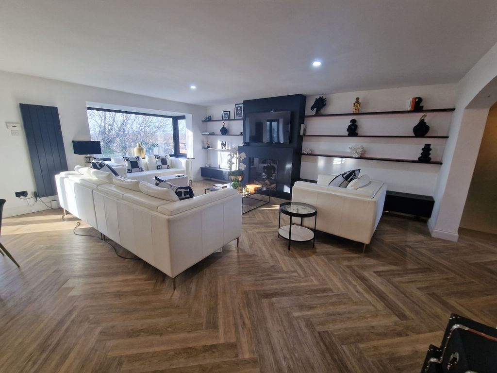 Property photo 3 of 21 Living Room