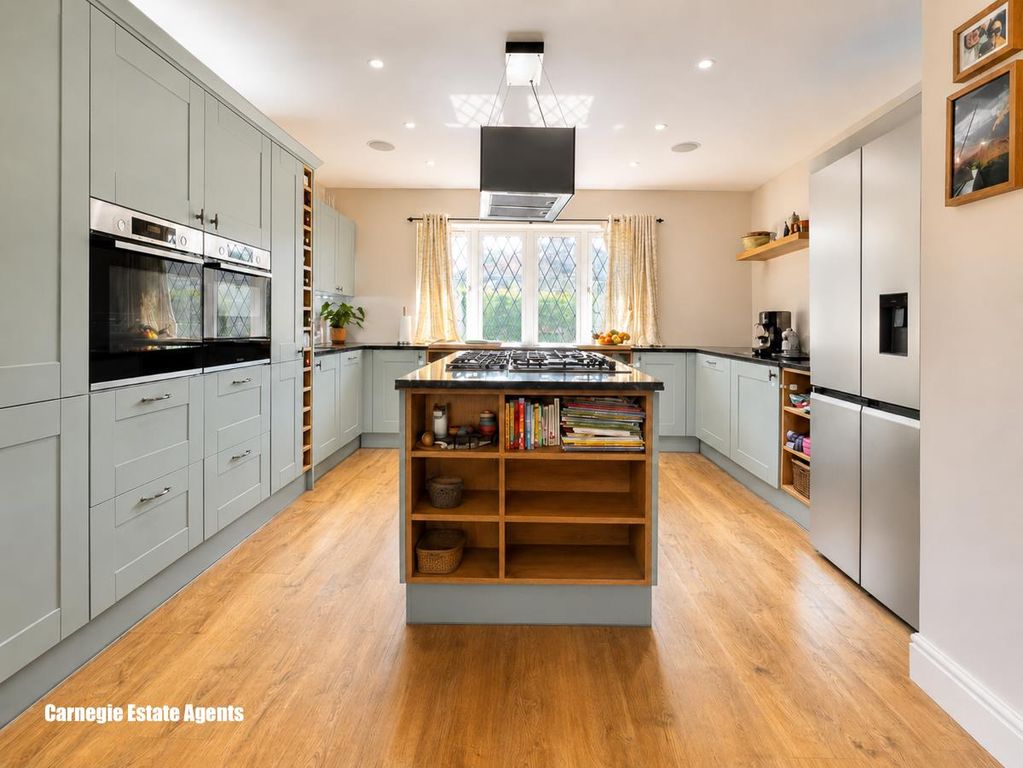 Property photo 3 of 34 Kitchen
