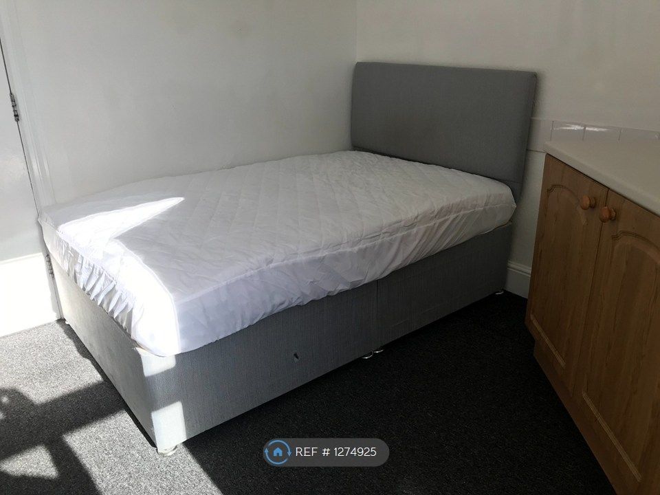 Property photo 1 of 8 4 Foot Wide Bed