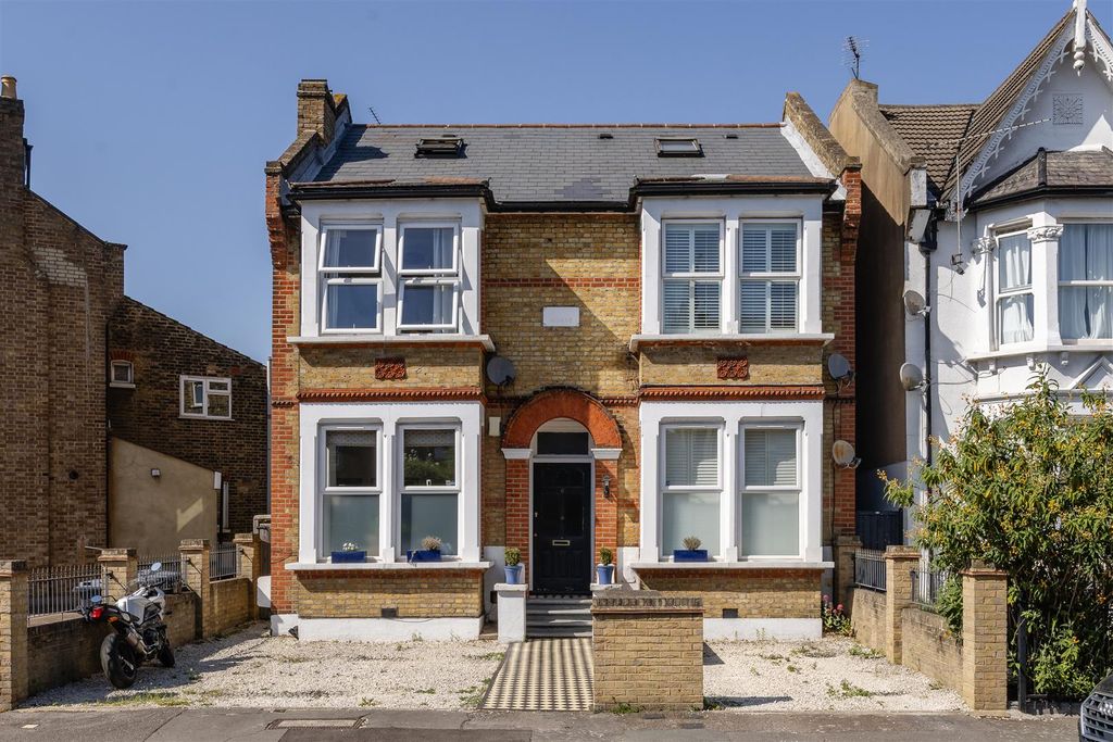 Property photo 1 of 26 Selsdon Road, E11