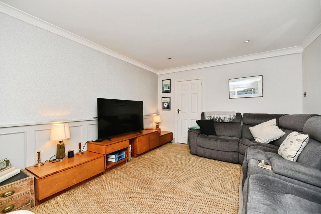 Property photo 3 of 17 Living Room