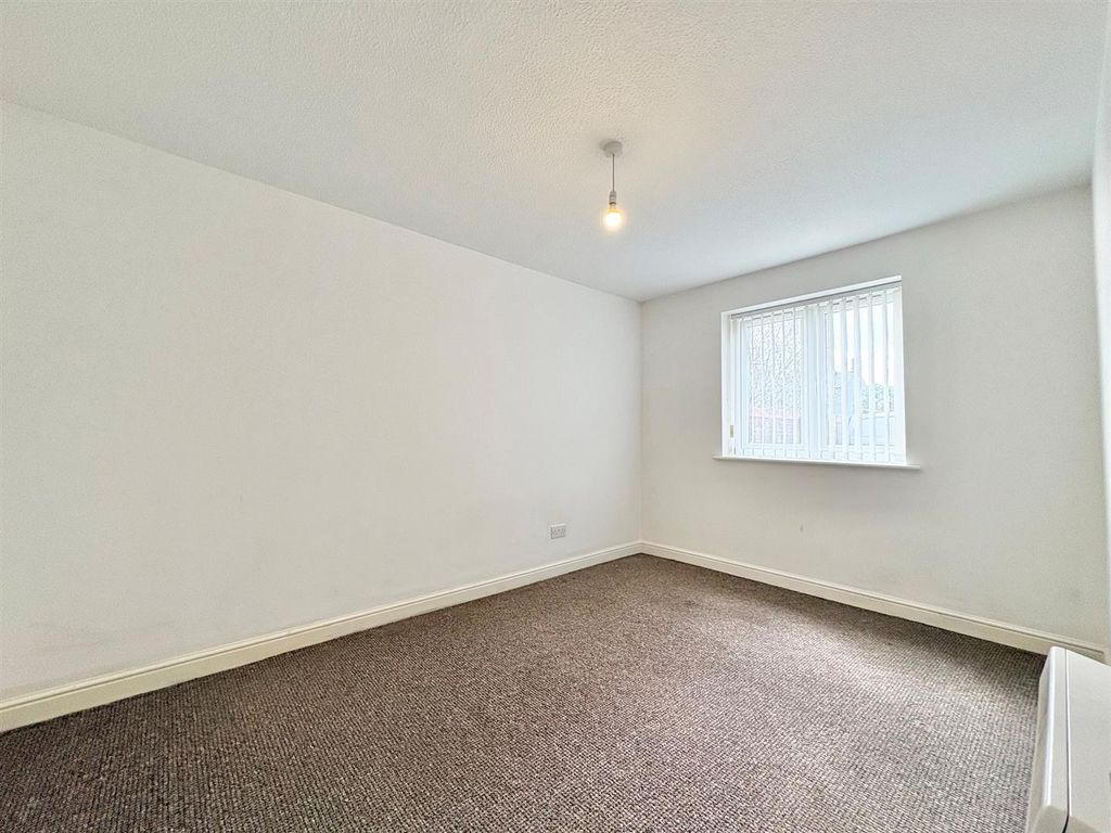 Property photo 2 of 9 Bedroom.Jpg